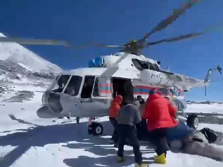 Гид с обморожениями, двое туристов убиты морально: фото выживших при восхождении на вулкан
