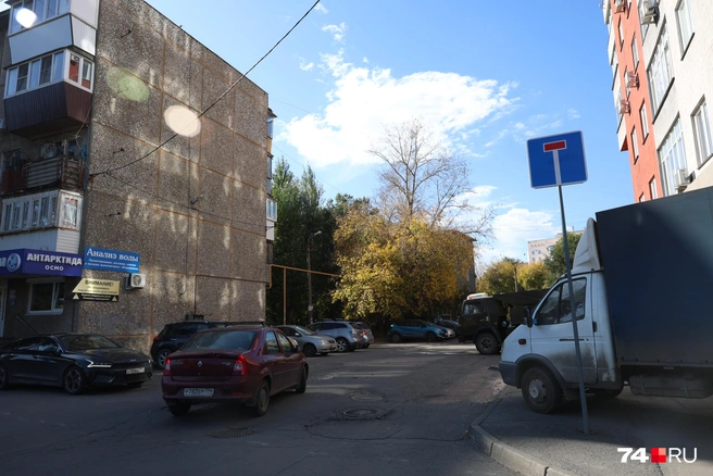 Пока на въезде в квартал&nbsp;— знак, предупреждающий о тупике | Источник: Наталья Лапцевич