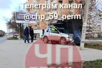 Иномарка врезалась в остановку в Перми: пострадали четверо
