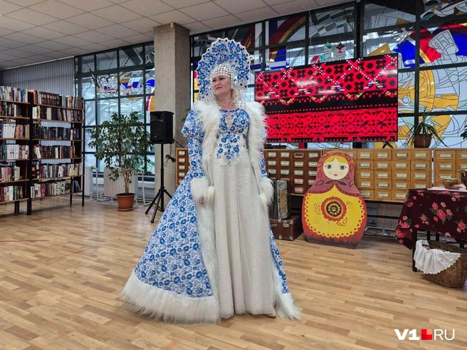 Кажется, именно такой роскошный наряд и должен быть у настоящей снегурочки | Источник: Ирина Яковлева / V1.RU