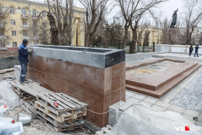 Рабочие устраняют последние огрехи на мемориале | Источник: Константин Завриков