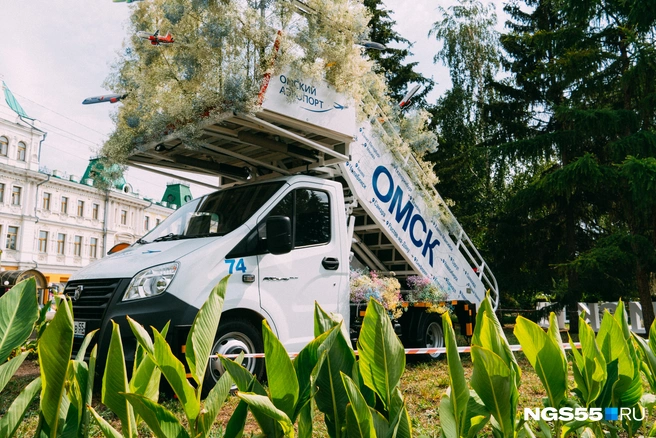 В выставке поучаствовал и Омский аэропорт. Трап словно призывает гостей отправиться в полет по «Флоре» | Источник: Елена Латыпова