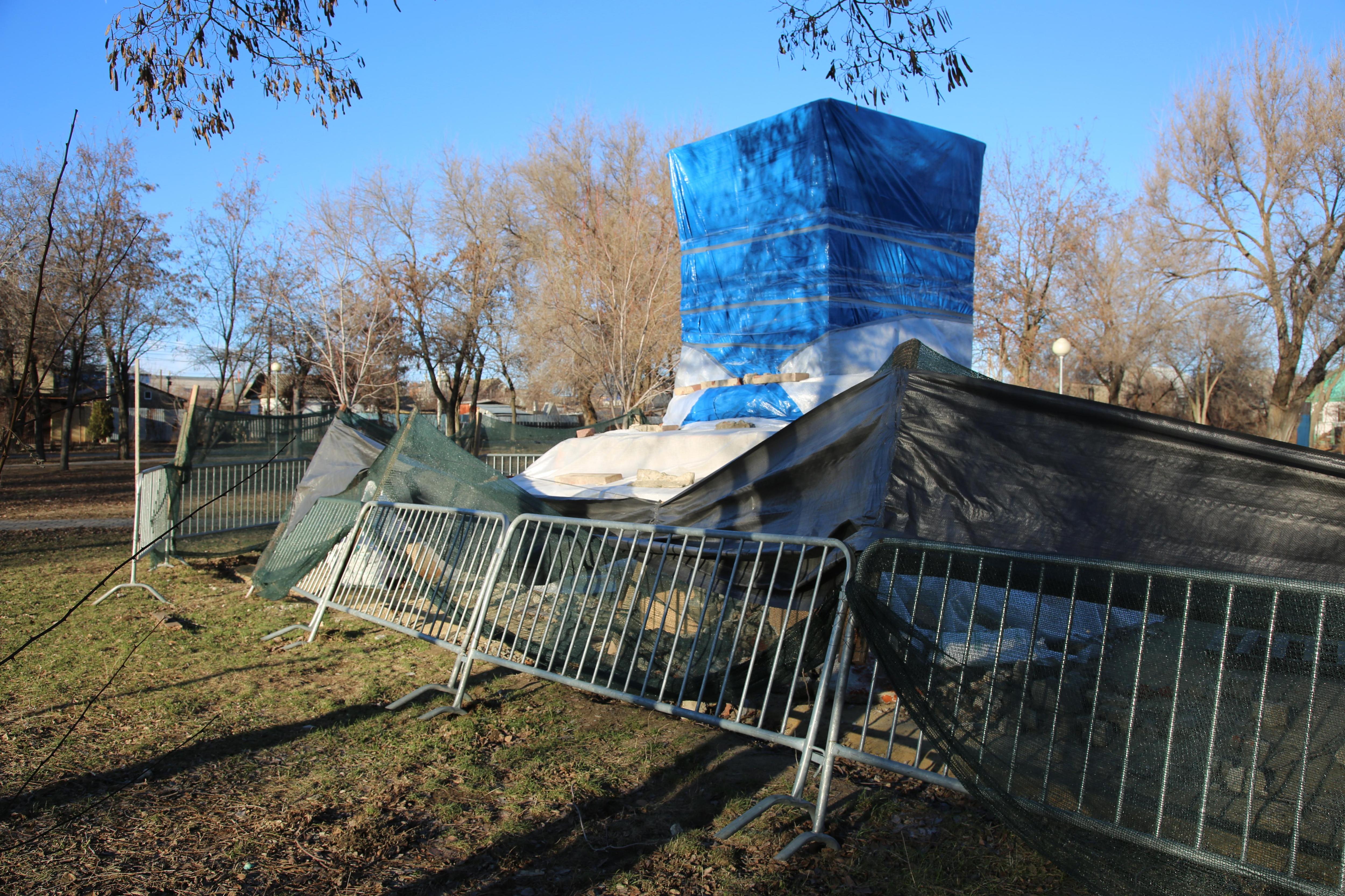 Не помогло даже вмешательство Бастрыкина: в Волгограде сорвана реставрация еще одного памятника на братской могиле