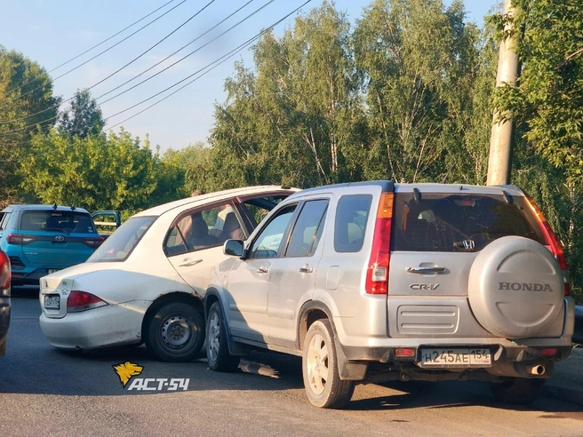 По словам очевидцев, движение в сторону улицы Петухова затруднено | Источник: «АСТ-54 Black»/t.me