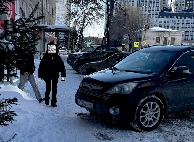 Скоро самокатчики сошлифуют острые козырьки таких парковщиков | Источник: читатель 74.RU