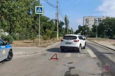 Кроссовер сбил бабушку и внука в Волгограде