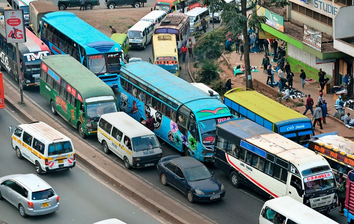 В Найроби работают три автобусные компании: традиционная Kenya Bus Service (KBS) и два новых частных оператора. Автобусы KBS можно отличить по голубому цвету | Источник: Shutterstock / Fotodom.ru