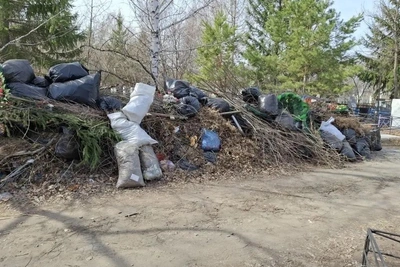 Омичи жалуются на горы мусора на кладбищах