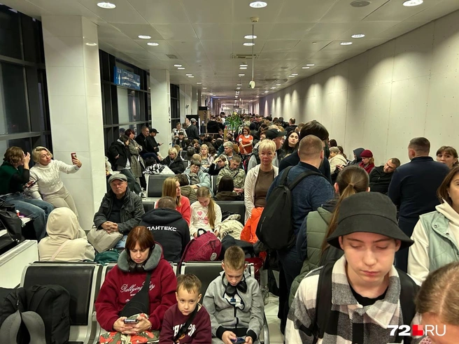 Найти свободное место здесь, кажется, нереально. Но и стоять вплотную к остальным пассажирам очень некомфортно | Источник: читатель 72.ru