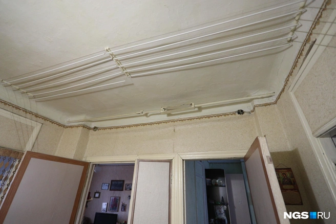 Любовь Петровна показала стяжку вдоль стены под потолком — конструкция удерживает старые стены дома на месте | Источник: Андрей Бортко / NGS.RU