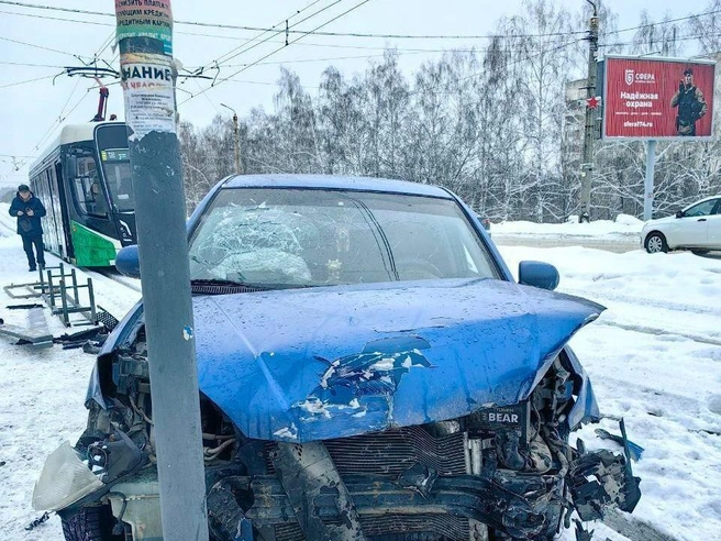 При столкновении в салоне автомобиля раскрылась подушка безопасности. | Источник: ЧелябГЭТ