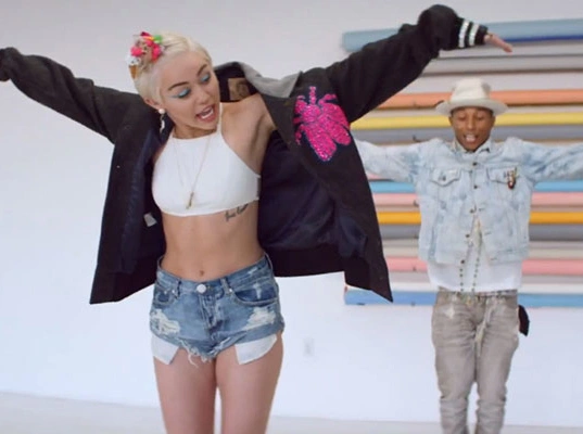 Фаррелл Уильямс представил клип «Come get it bae»