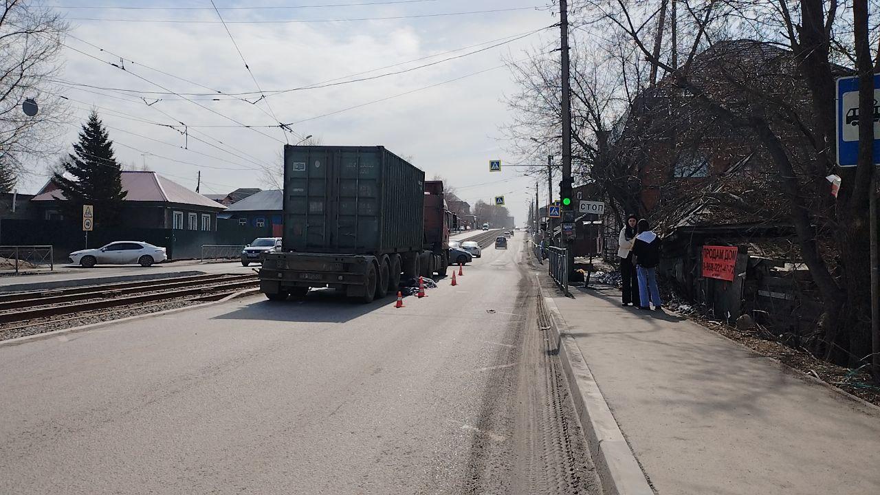 Подробности смертельной аварии с фурой в Новосибирске: кого задавил  большегруз на улице Волочаевской - 28 апреля 2023 - НГС.ру