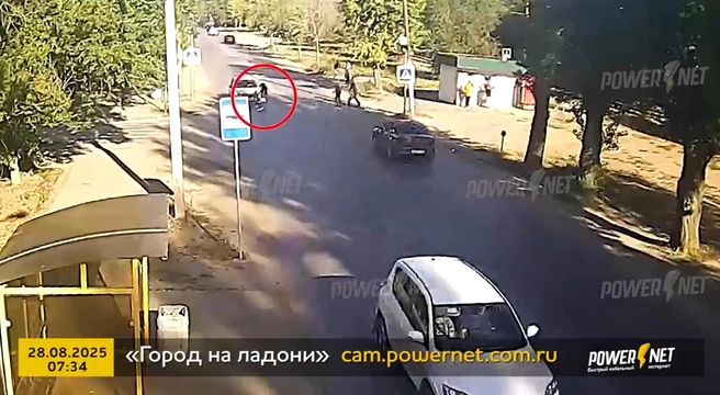 Авария попала на городские камеры наблюдения | Источник: cam.powernet.com.ru