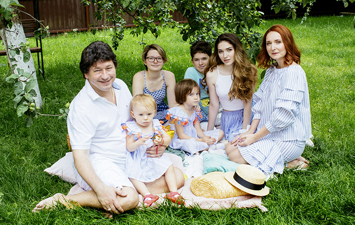 На фото: муж Ларисы  Петр Павел,  дети – Матрена,  Евдокия, Глафира,  Степан, Мария.  И сама Лариса.