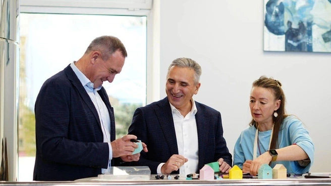 Вместо обычных стендов на выставке представлены металлические павильоны в виде домов | Источник: Александр Моор / T.me