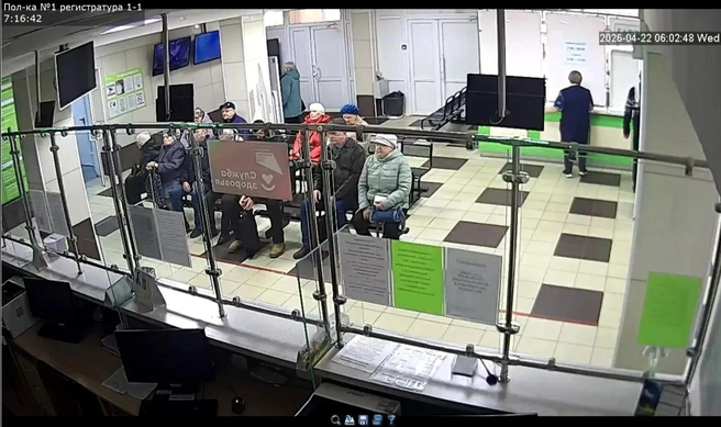 Так выглядело фойе поликлиники в 7:16. По камерам видно, что регистратура еще не начала работу | Источник: Минздрав Ярославской области
