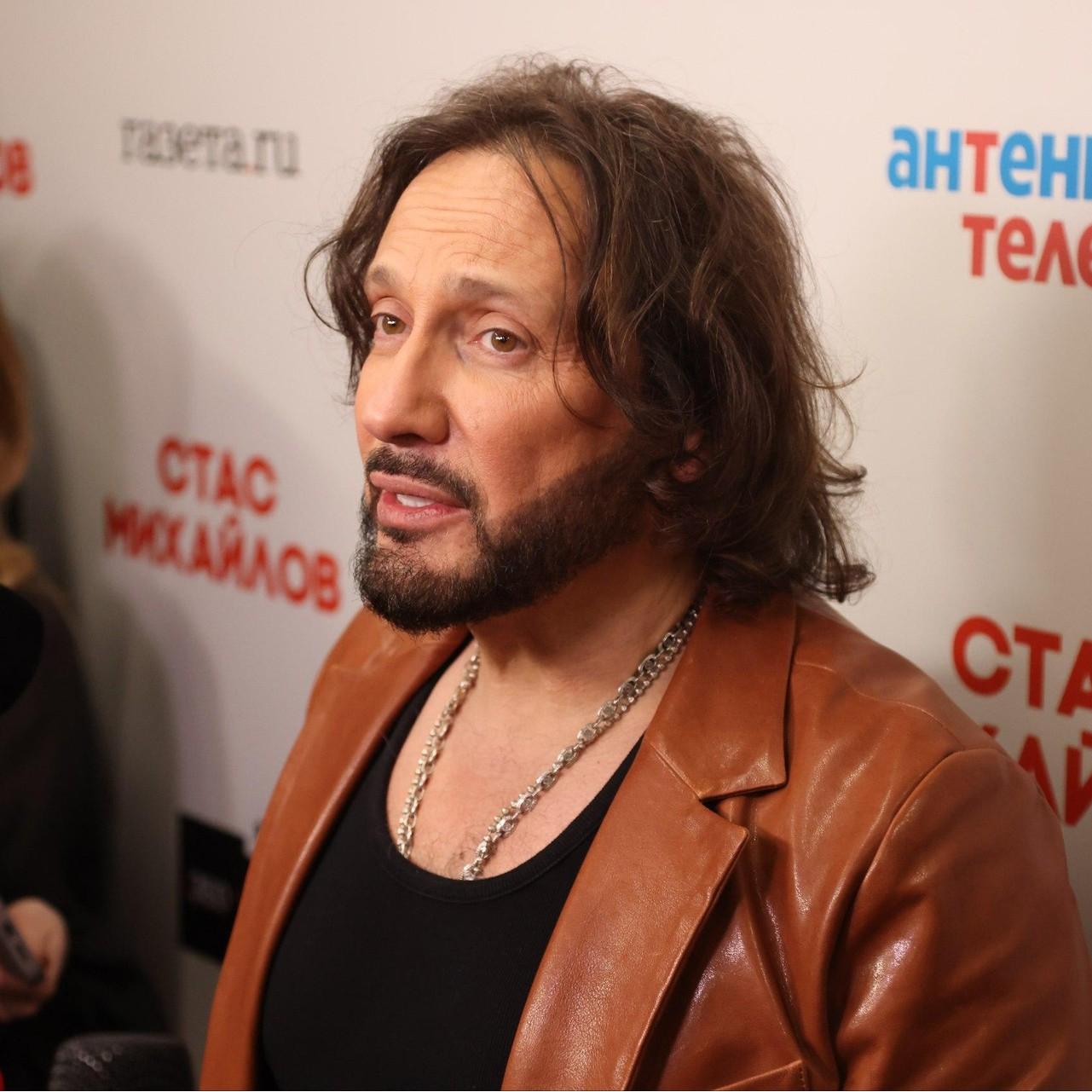 «Не нравится — развернитесь!»: Стас Михайлов осадил фанатов, требующих снять хайповые штаны и вернуть старый стиль