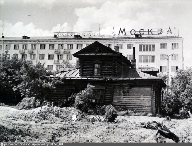 Гостиница «Москва». Вид с территории современного Культурно-Выставочного центра, 1970–1975 гг | Источник: Старый Курган 