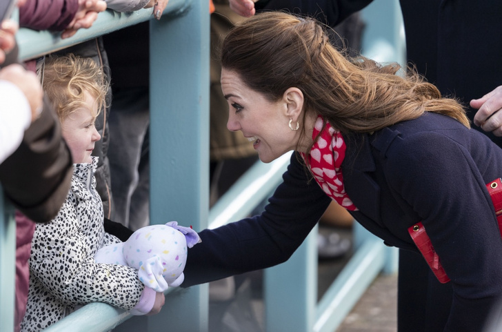 Дела сердечные: принц Уильям не мог отвести взгляд от Кейт Миддлтон в игривом шарфике