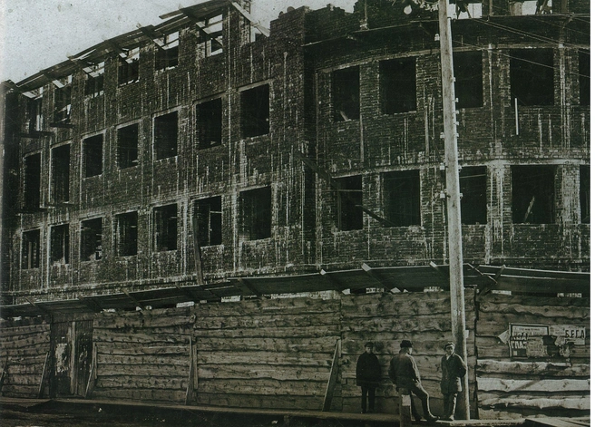 Заселять «Реконструктор» начали в 1933 году. А вот так шло строительство этого дома, который стал первым четырехэтажным в Тюмени | Источник: Дубовская Е.&nbsp;М.&nbsp;«Незабытая Тюмень. Альбом фотографических видов города и увлекательных историй XIX–XX веков»