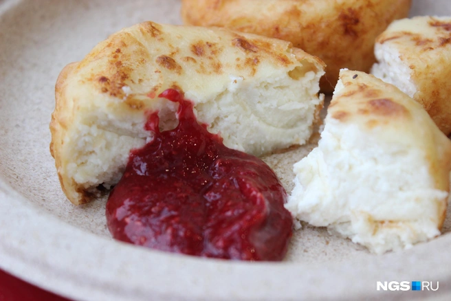 Сырники вопреки названию делают не из сыра, а из творога | Источник: Станислав Соколов / NGS.RU