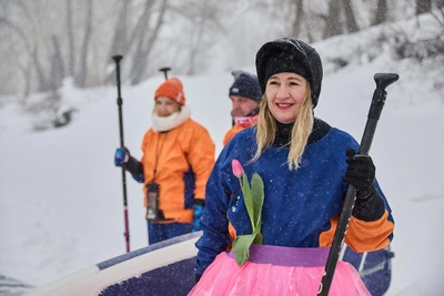 Заплыв на сапбордах в юбках и с тюльпанами к 8 Марта