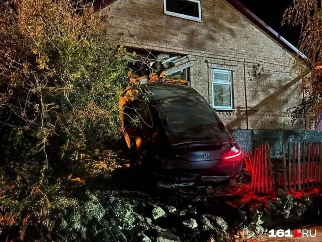 Дочь криминального авторитета Цапка отделалась штрафом после того, как влетела в дом на Mercedes | Источник: 161.RU