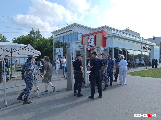 Каждый, кто хотел попасть на Центральную площадь, должен был пройти досмотр | Источник: Юлия Дёмина / IZH1.RU