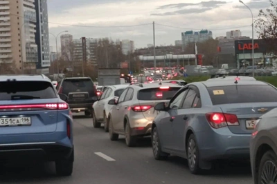 На Объездной в Екатеринбурге собралась пробка более 4 км