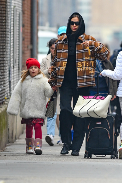 Две красотки: Ирина Шейк в клетчатой куртке и с сумкой Gucci наслаждается прогулкой с дочкой Леей