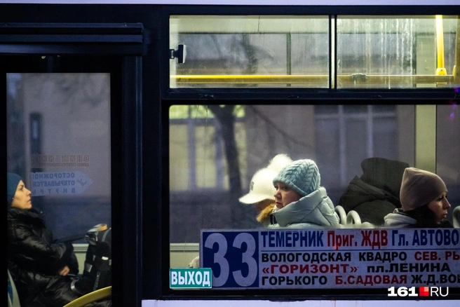 Даже утром 1 января люди едут по своим делам в общественном транспорте | Источник: Евгений Вдовин / 161.RU