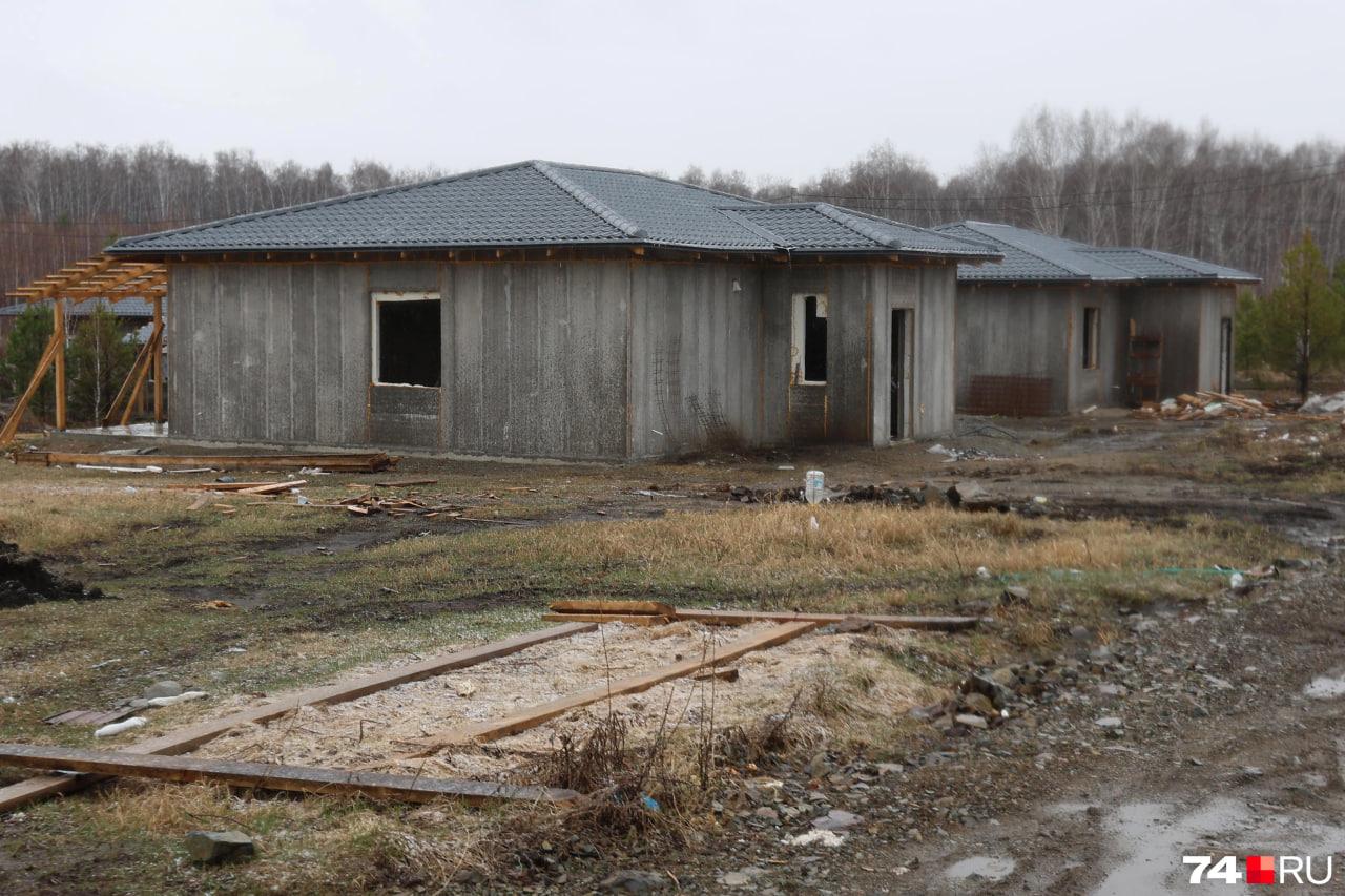 «С нас брать нечего»: клиенты челябинского застройщика, получившие фундаменты вместо домов, стали банкротиться