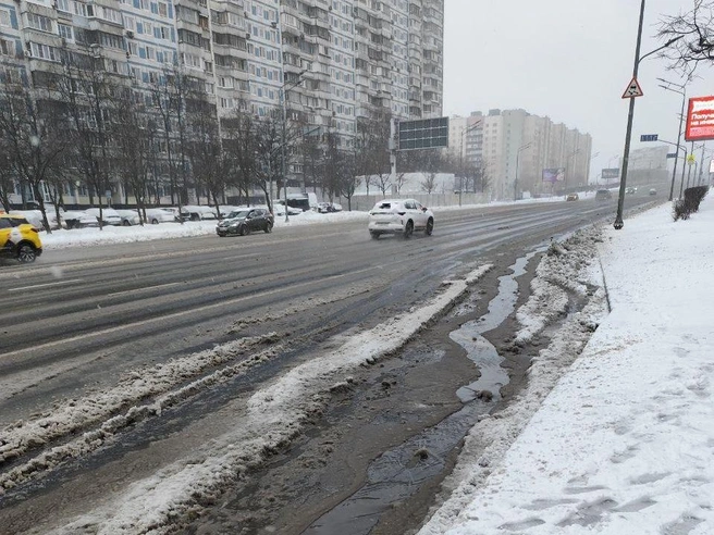 Водителям порекомендовали выезжать на дороги только на зимней резине | Источник: Игорь Мещанев / MSK1.RU