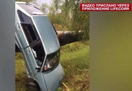 Под Смоленском «девятка» после ДТП повисла на трубе (видео) | ya62.ru