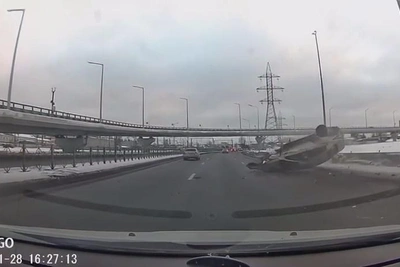 Такси перевернулось на Витебском проспекте после столкновения с отбойником