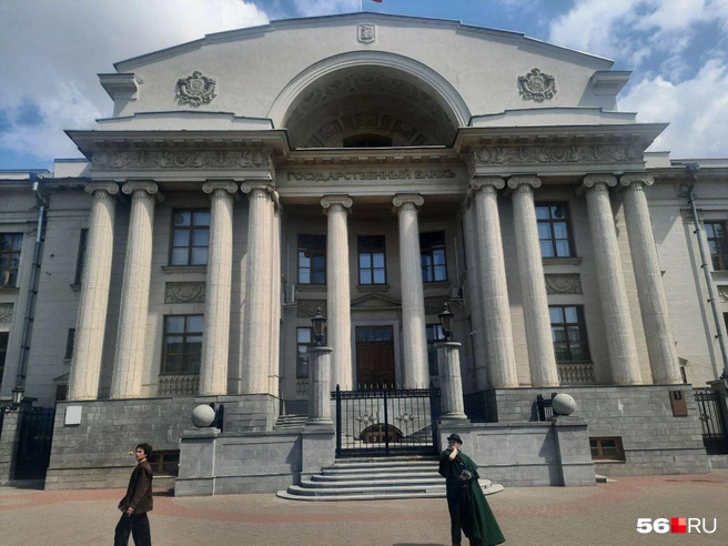 Центробанк и промоутер в одежде XIX века (справа) | Источник: Анастасия Баринова / 56.RU