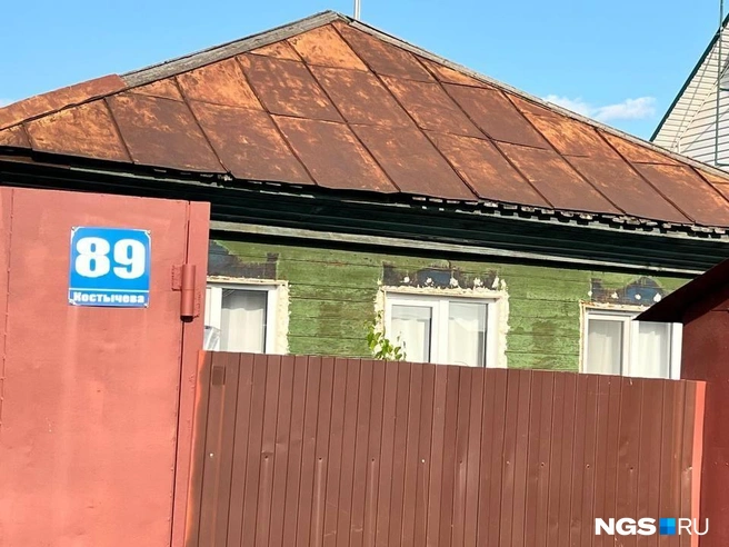 Дом на улице Костычева, 88 сегодня вместо наличников «украшает» монтажная пена | Источник: Настасья Медведева / NGS.RU