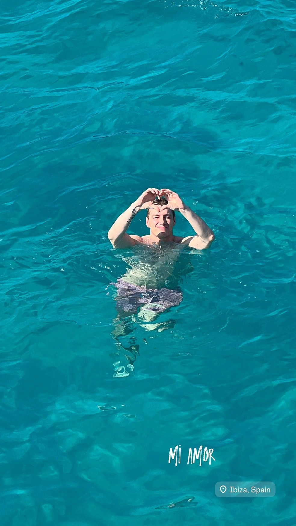 Алексей посылает возлюбленной игривые сердечки из воды | Источник: aidagarifullina / Instagram (экстремистская организация, деятельность запрещена на территории РФ)