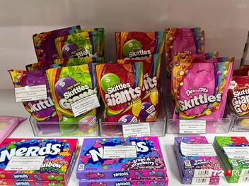 Полка для фанатов Skittles | Источник: Анатолий Кузнецов / 72.RU