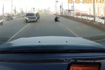 Driver ejected from car in Left Bank crash — video