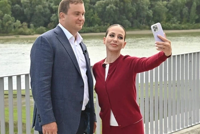 Телеведущая Барановская прогулялась по Омску с Хоценко