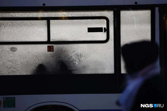 Мороз украшает окна автобусов | Источник: Александр Ощепков / NGS.RU