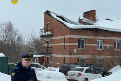 Крыша жилого дома обрушилась под тяжестью снега
