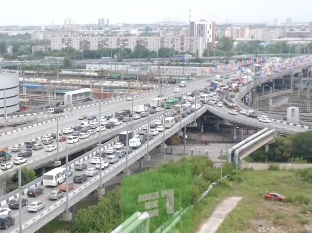 Двойное ДТП парализовало въезд в Ленинский район