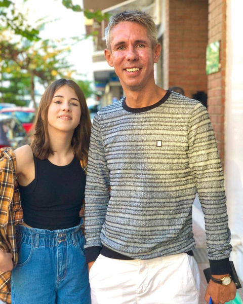 14-летняя дочь Алексея Панина работает в небольшом испанском кафе — видео