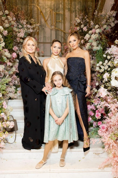 Навка поделилась фотографией с дочерью и мамой