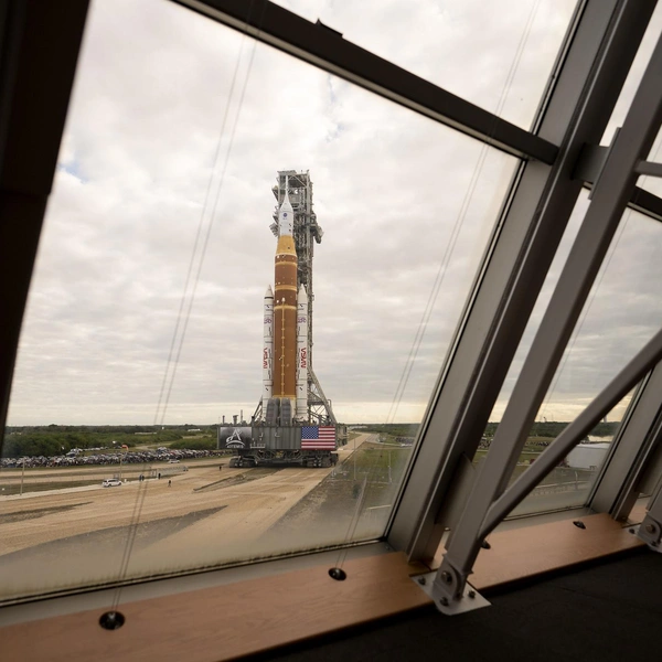 В США вывезли на стартовую площадку ракету SLS для первого полета людей к Луне с 1972 года