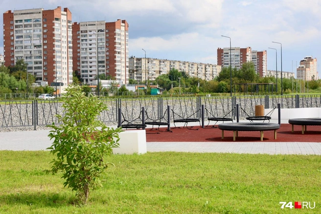 Рядом с «Ареной Челябинск» обустроили новый участок набережной с качелями и скамейками | Источник: Михаил Шилкин