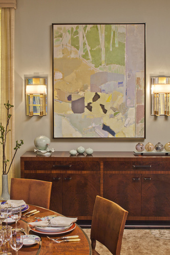 Столовую украшает живописное полотно Кензо Окада. По обеим сторонам от него — бра Versailles Wall Lights, The Bill Sofield Collection.